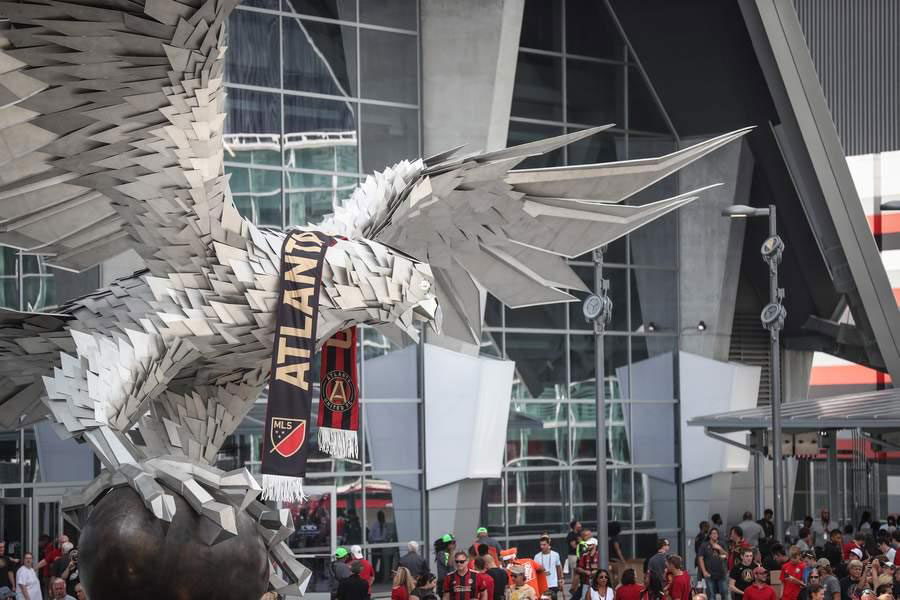 The Atlanta Falcon by Gábor Miklós Sz?ke is an awe-inspiring, monumental animal sculpture in Atlanta, Georgia.