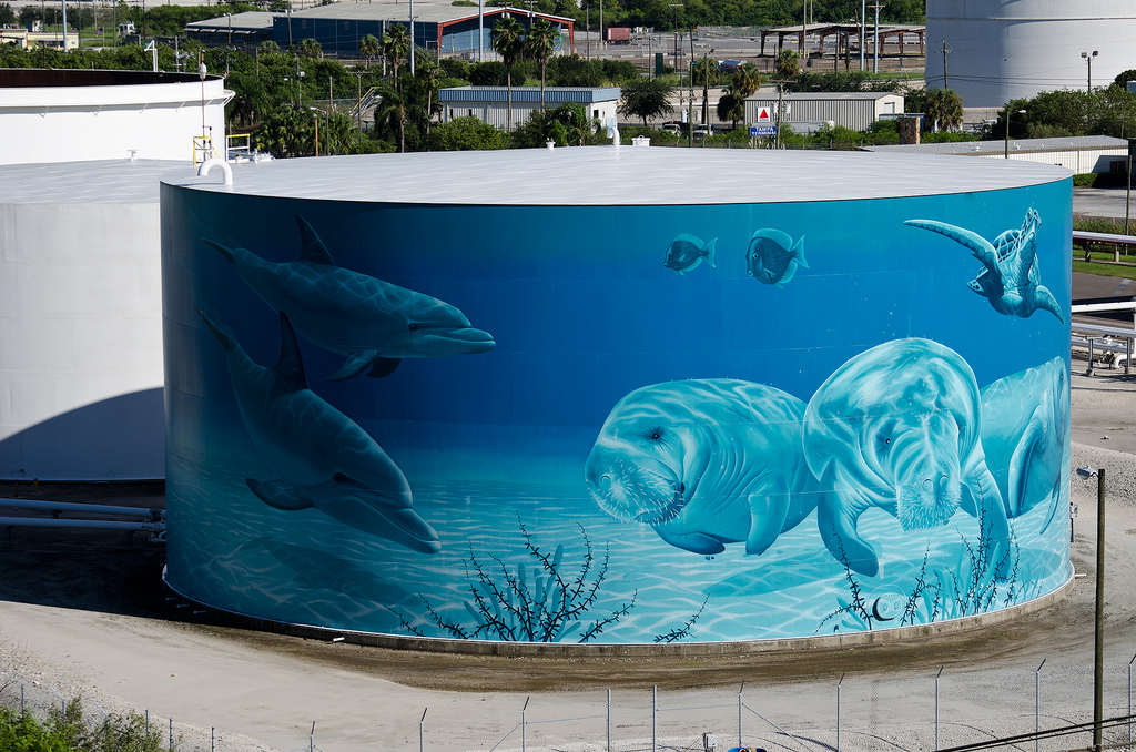 Eric Henn Mural del tanque de aceite Manatíes
