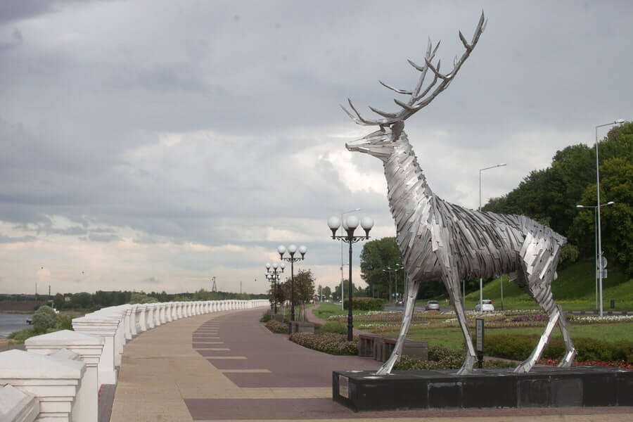 Promenade view of Gabor Szoke’s Russian Deer sculpture