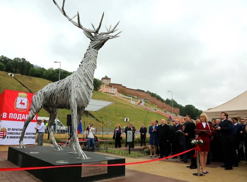Ceremony in Nizhny Novgorod welcoming the Russian Deer sculpture