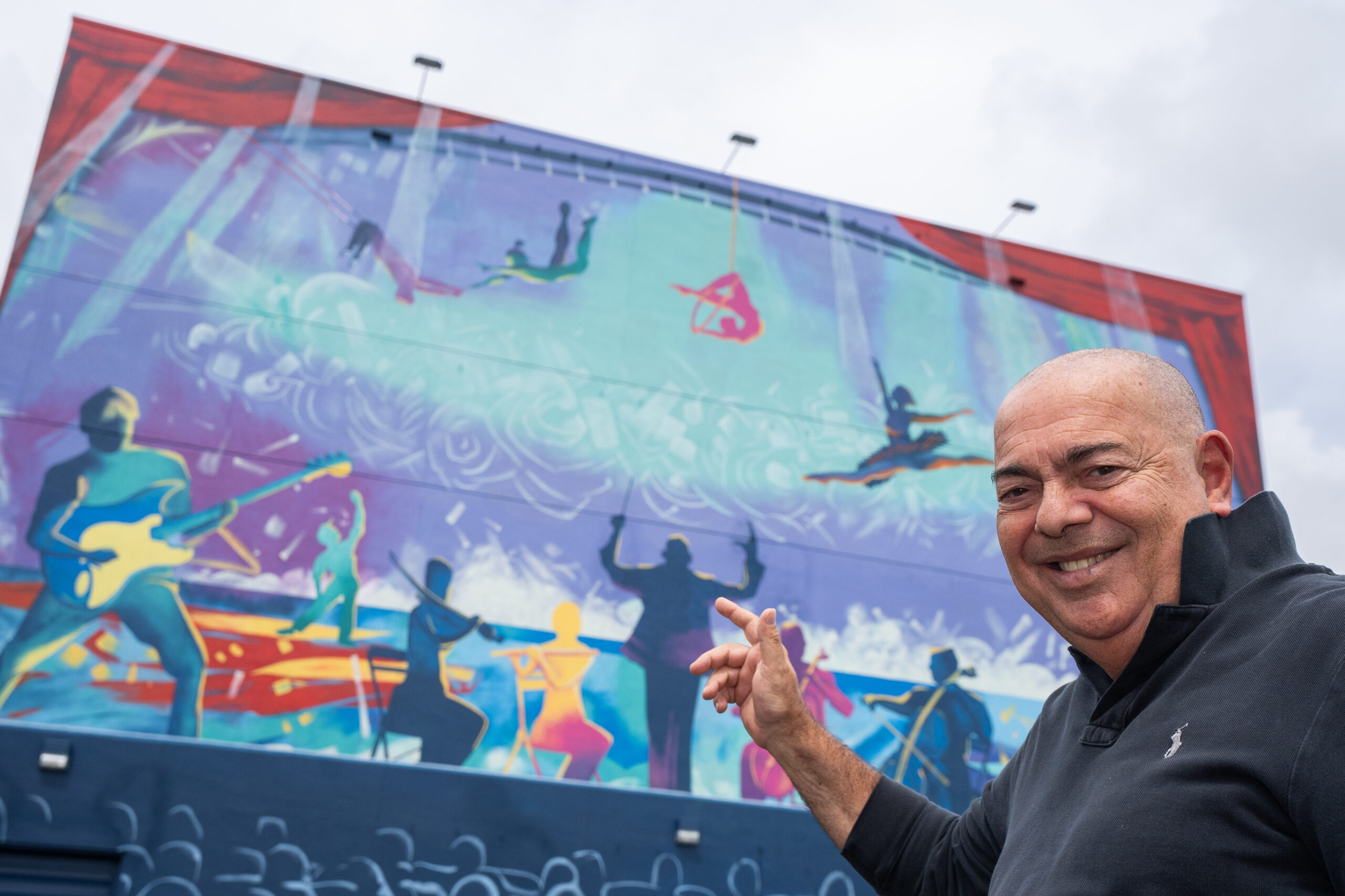 A9_09008 Vito Di Bari posa orgulloso frente a " Trails of Expression", el monumental mural interactivo que diseñó para celebrar la vibrante comunidad artística y los valores compartidos de Coral Springs.