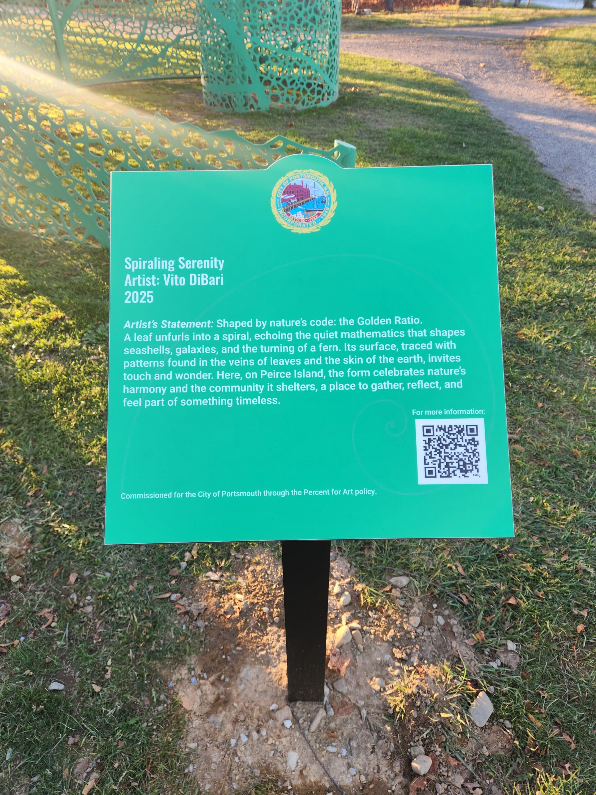 “Shaped by nature's code.” La placa oficial de dedicación de “Spiraling Serenity” en Peirce Island invita a los visitantes a reunirse y reflexionar.